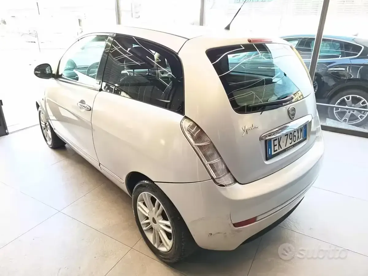Usata Lancia Ypsilon 69 CV (50 kW) 2012 Grigio scuro Utilitaria