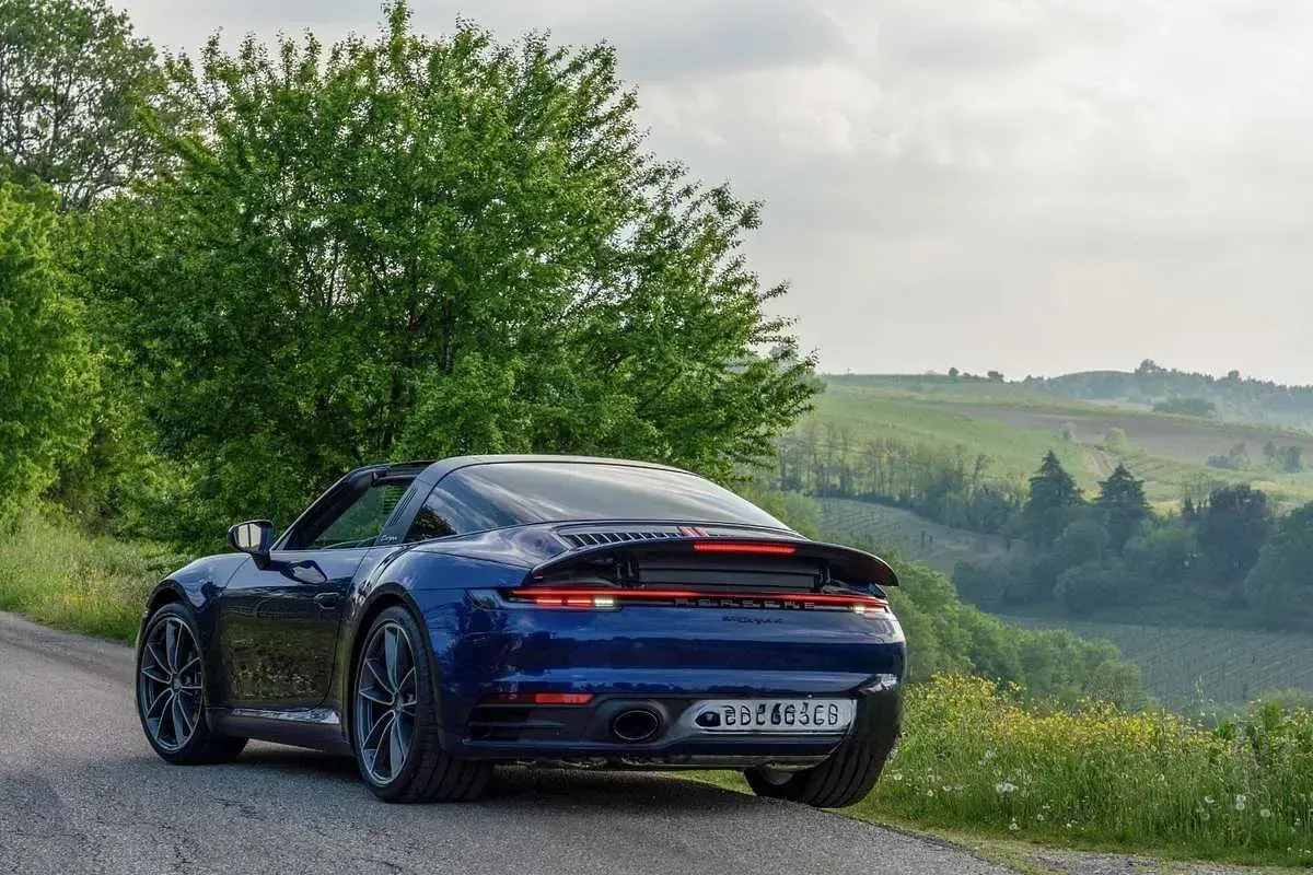 Usata Porsche 992 385 CV (283 kW) 2023 Oro Cabrio