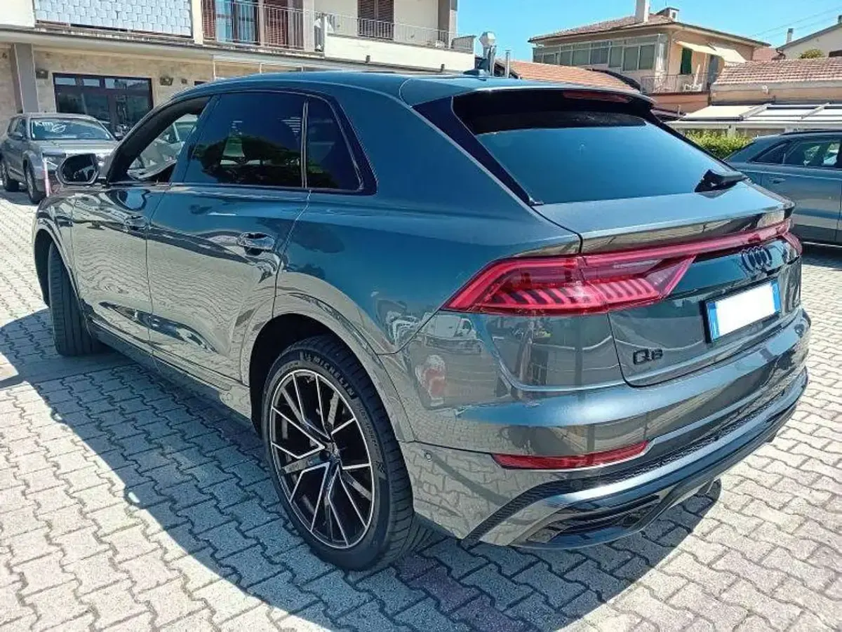 Usata Audi Q8 Sport 340 CV (250 kW) 2023 Grigio daytona perlato SUV