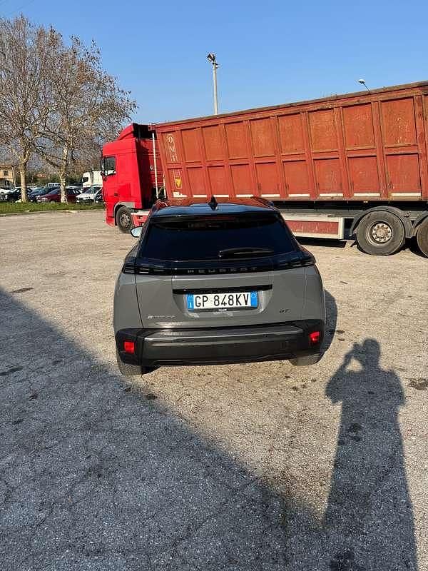 Usata Peugeot e-2008 GT 61 kW (84 CV) 2023 Grigio SUV