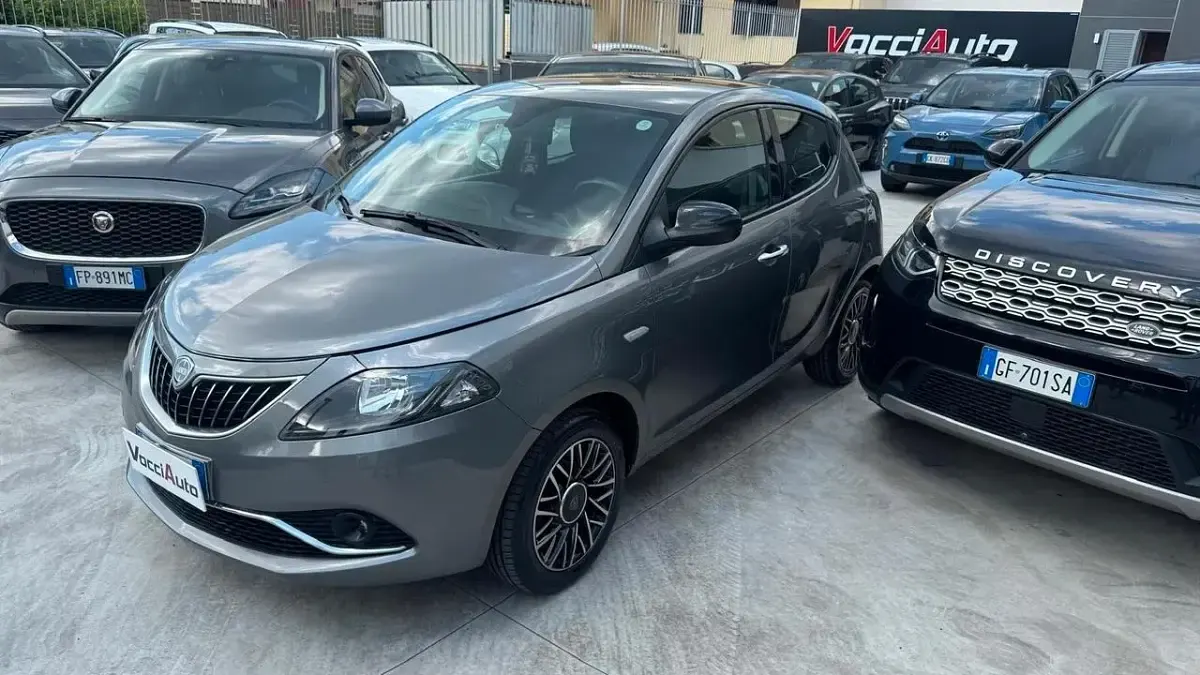 Usata Lancia Ypsilon Gold 69 CV (50 kW) 2022 Grigio Utilitaria