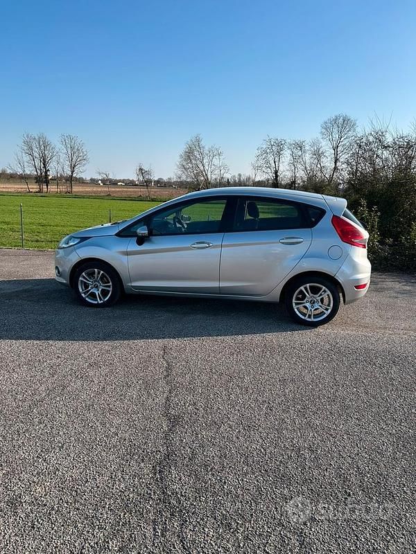Usata Ford Fiesta Business Edition 70 CV (51 kW) 2011 Grigio Utilitaria