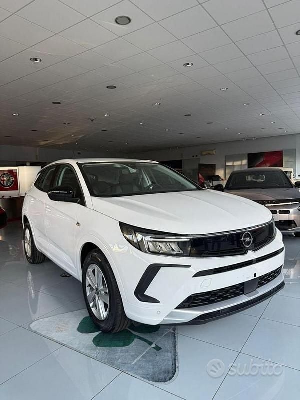 Bianco Usata 2024 Opel Grandland X Edition SUV | 26.500 € (Buon prezzo) - Immagine 1/4