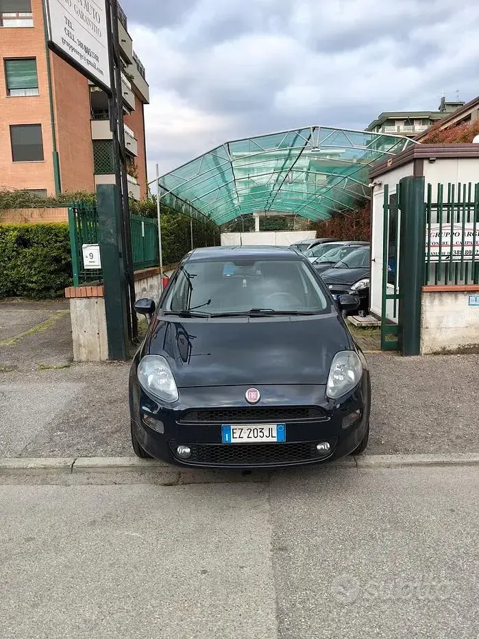 Begagnad Fiat Punto Young 70 HK (51 kW) 2015 Blå Halvkombi
