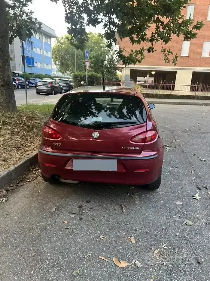 Usata Alfa Romeo 147 105 CV (77 kW) 2002 Rosso Utilitaria