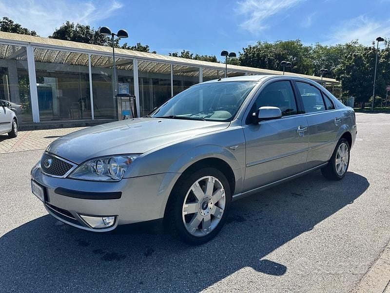 Argento Usata 2004 Ford Mondeo Tre volumi | 1290 € (Ottimo prezzo) - Immagine 1/4