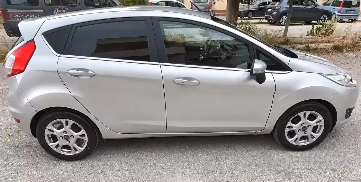 Usata Ford Fiesta 75 CV (55 kW) 2016 Grigio Utilitaria