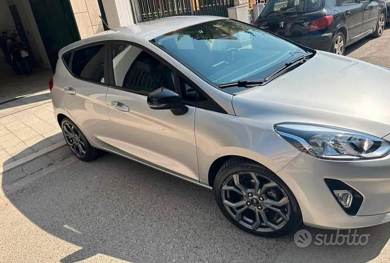 Usado Ford Fiesta 86 HP (63 kW) 2018 Cinzento Citadino