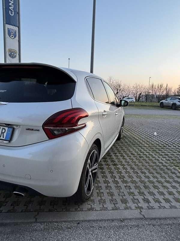 Usata Peugeot 208 GT-line 110 CV (80 kW) 2017 Utilitaria