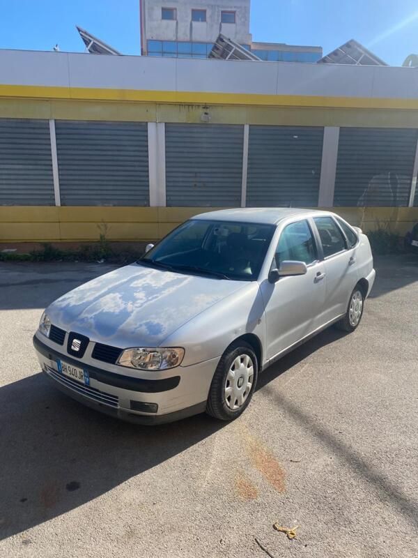 Grigio Usata 2000 Seat Cordoba Tre volumi | 1500 € - Immagine 1/4