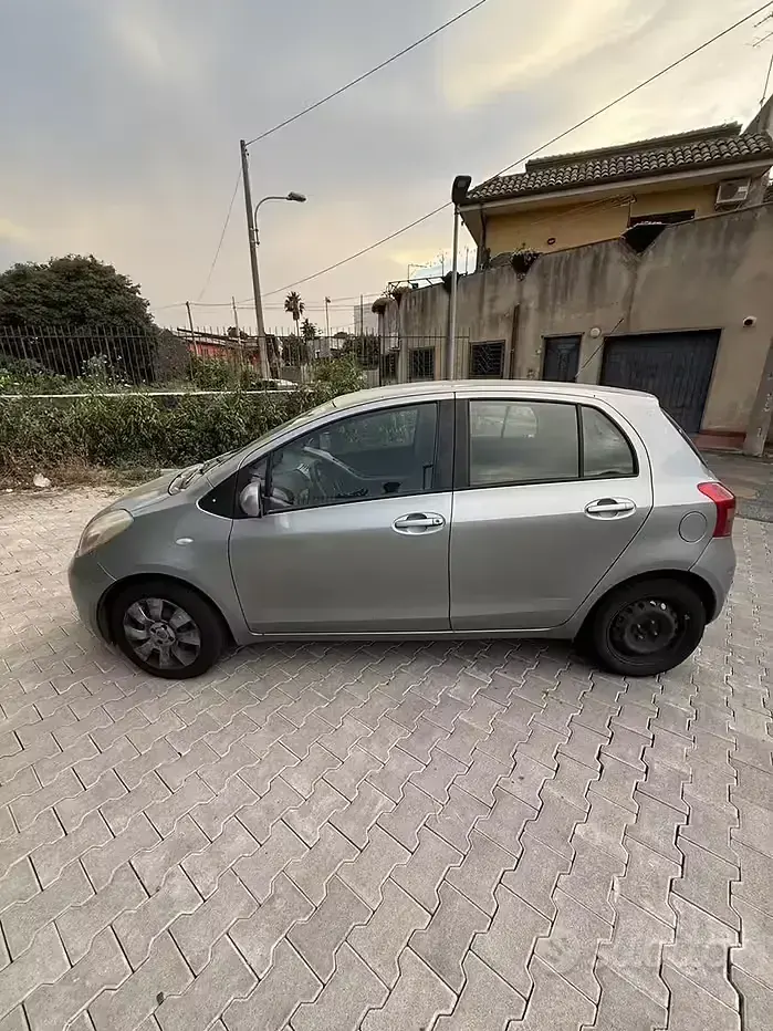 Usata Toyota Yaris 65 CV (47 kW) 2007 Grigio Utilitaria