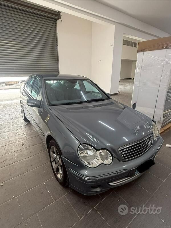 Usata 2006 Mercedes C220 Avantgarde Tre volumi | 5000 € (Molto cara) - Immagine 1/4