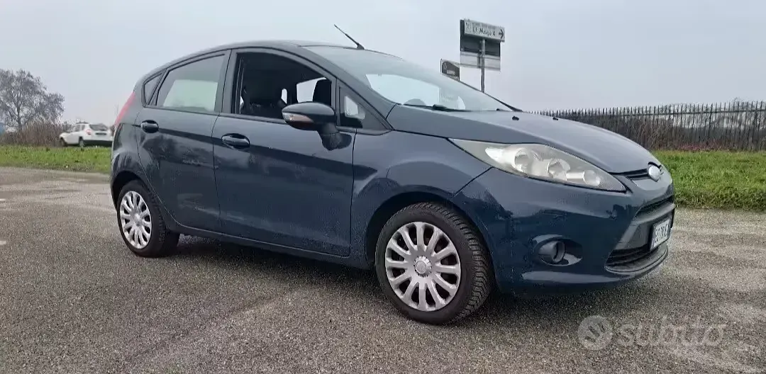 Usata Ford Fiesta Titanium 82 CV (60 kW) 2010 Bluazzurro Berlina