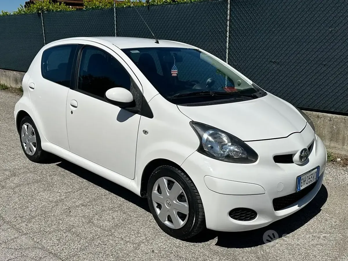 Usata Toyota Aygo 68 CV (50 kW) 2011 Bianco Utilitaria