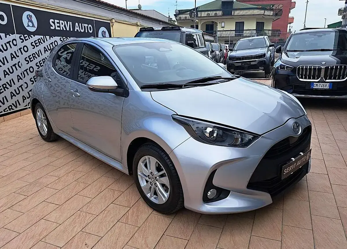 Usata Toyota Yaris Hybrid Active 116 CV (85 kW) 2024 Argento Berlina
