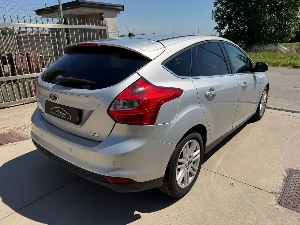 Usata Ford Focus Individual 125 CV (91 kW) 2014 Argento Berlina