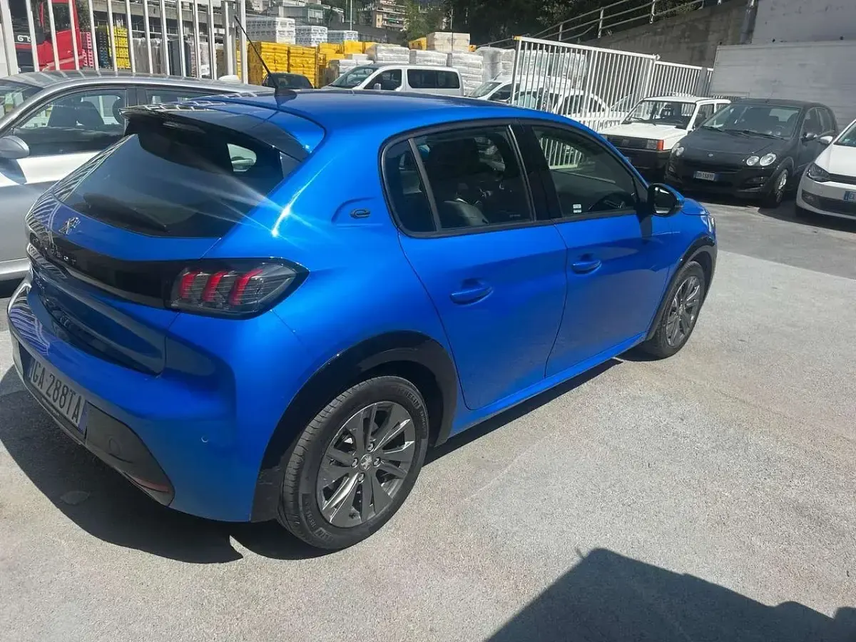 Usata Peugeot e-208 Active 56 kW (77 CV) 2020 Blu/azzurro Utilitaria