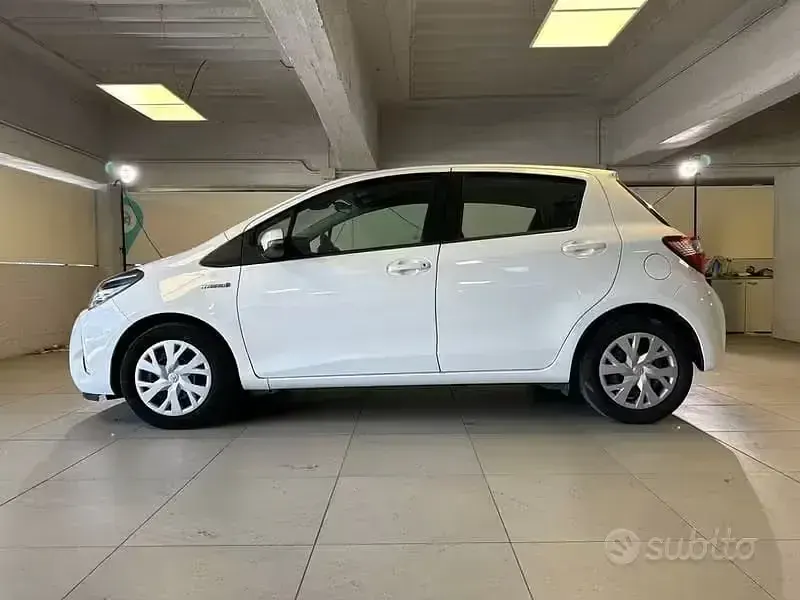 Usata Toyota Yaris Hybrid Business Edition 101 CV (74 kW) 2019 Bianco Berlina