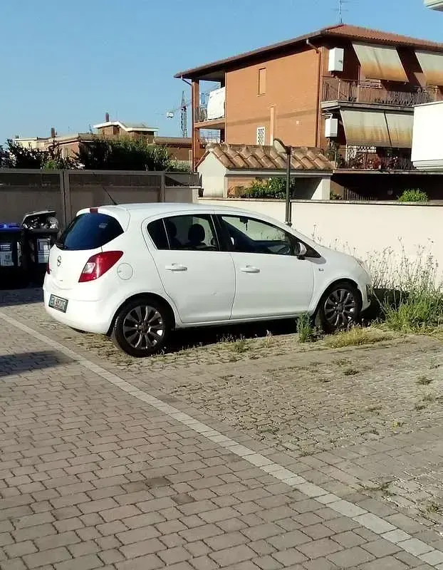 Usata Opel Corsa Edition 86 CV (63 kW) 2011 Berlina