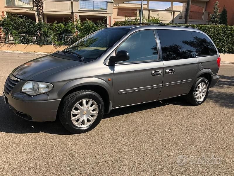 Usata Chrysler Voyager 2006 Grigio Monovolume