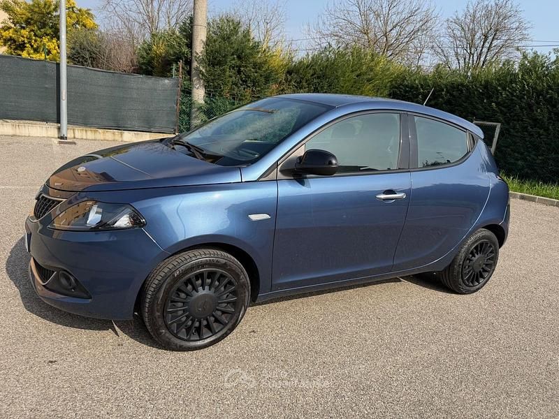 Usata Lancia Ypsilon 69 CV (50 kW) 2022 Blu Utilitaria