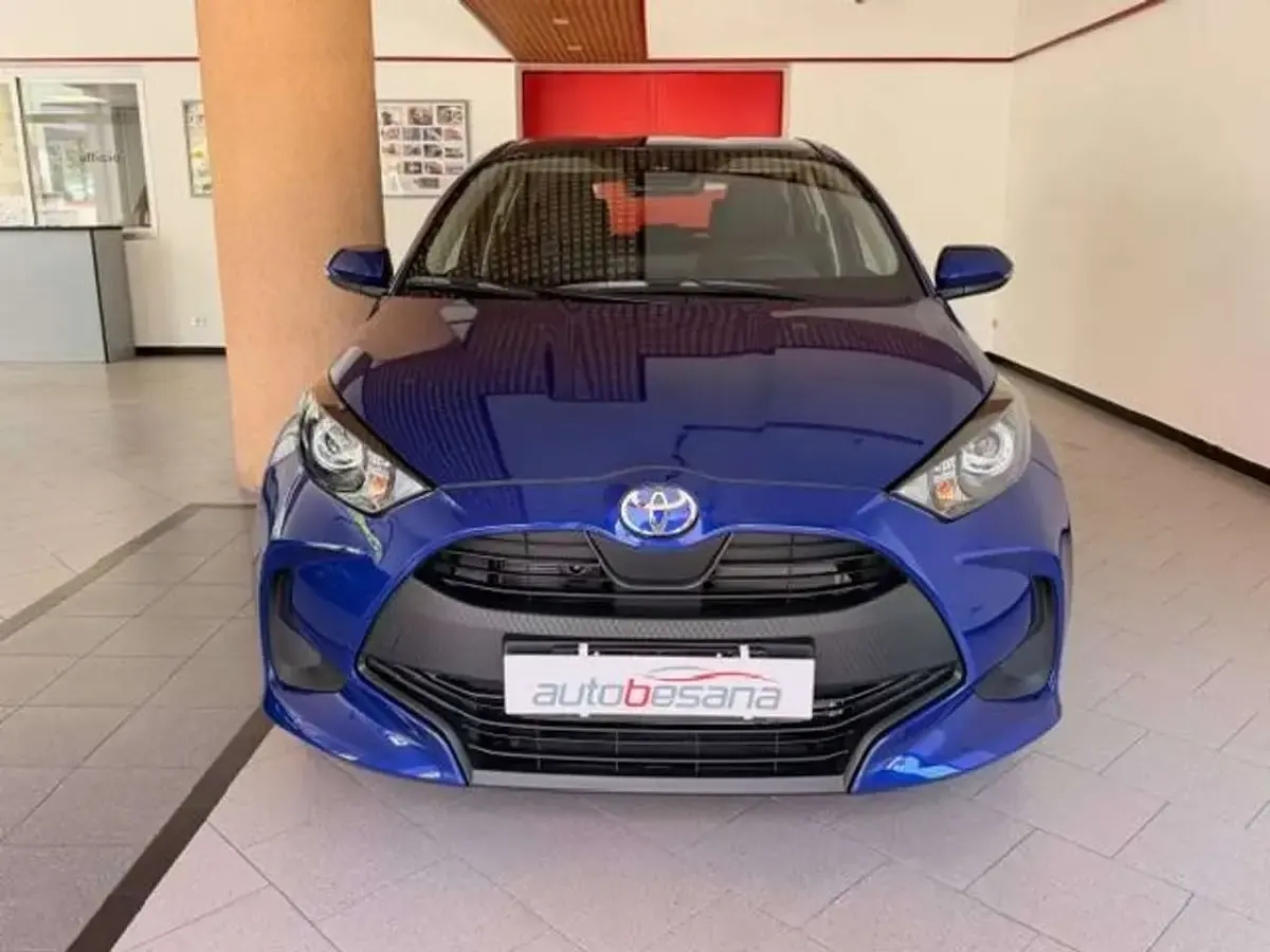 Nuova Toyota Yaris Hybrid 92 CV (67 kW) 2026 Blu/azzurro Berlina