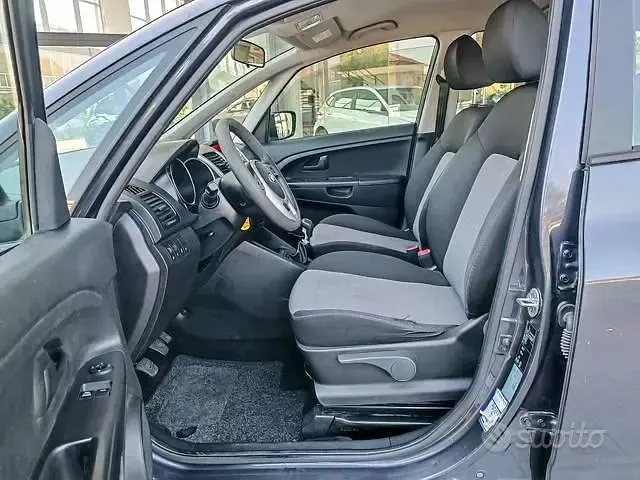 Usata Kia Venga Active 90 CV (66 kW) 2017 Gray Utilitaria