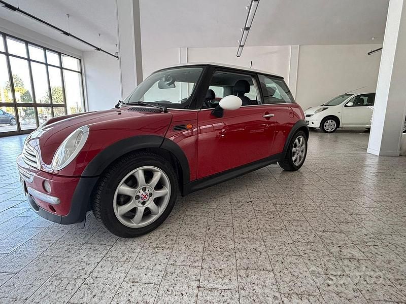 Begagnad Mini ONE 88 HK (64 kW) 2006 Röd Halvkombi