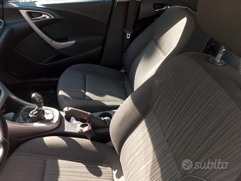 Bianco Usata 2012 Opel Astra Station wagon | 2650 € (Ottimo prezzo) - Immagine 1/4