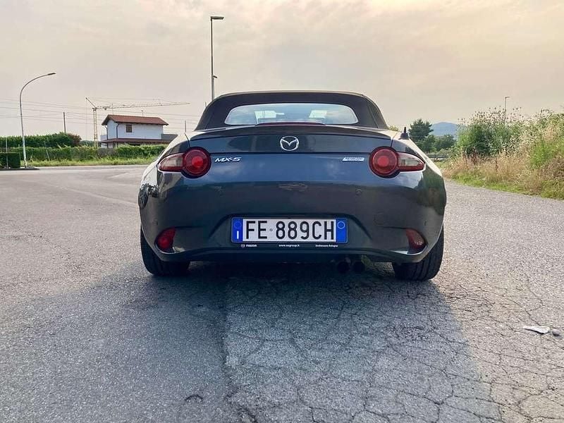 Usata Mazda MX5 Inclusive 160 CV (117 kW) 2016 Grigio Cabrio