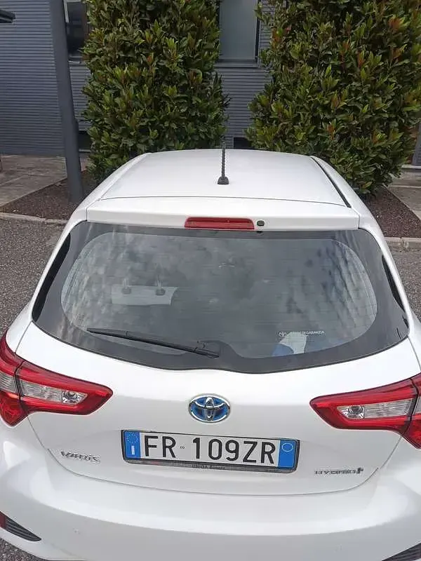 Usata Toyota Yaris Hybrid Active 73 CV (53 kW) 2018 Bianco Berlina