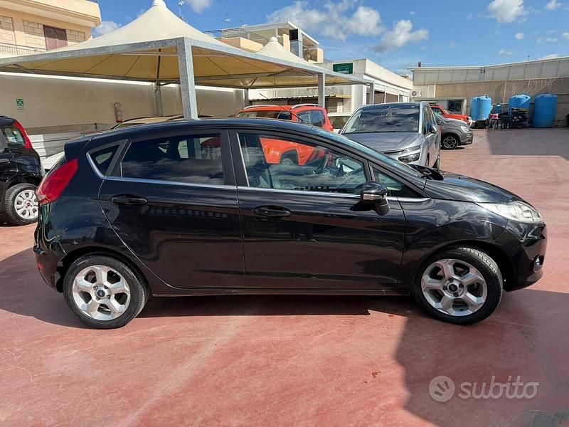 Usata Ford Fiesta Titanium 68 CV (50 kW) 2010 Nero Utilitaria