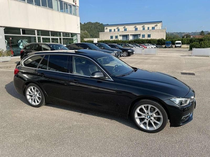 Usata BMW 320 Luxury Line 190 CV (139 kW) 2017 Nero Station wagon
