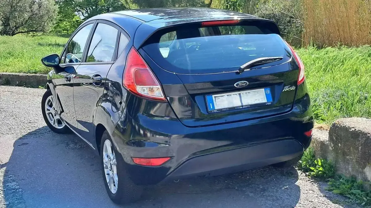 Usata Ford Fiesta 75 CV (55 kW) 2013 Nero Berlina