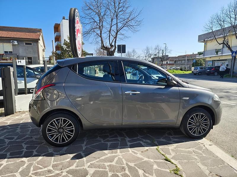Usata Lancia Ypsilon Gold 69 CV (50 kW) 2023 Grigio Utilitaria