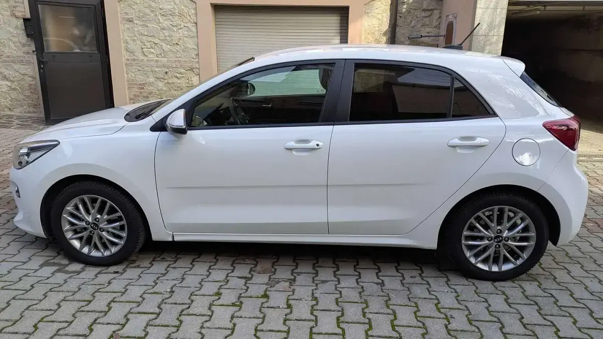 Usata Kia Rio 101 CV (74 kW) 2017 Bianco Berlina