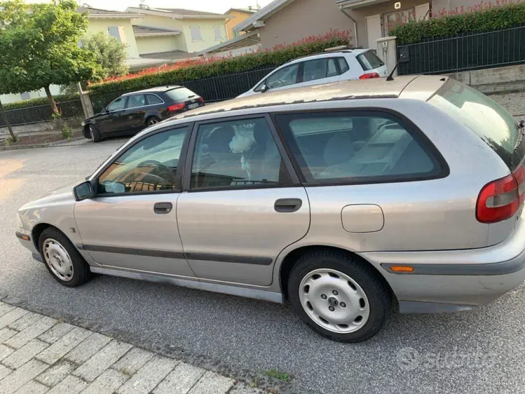 Usata Volvo V40 116 CV (85 kW) 1997 Grigio Station wagon