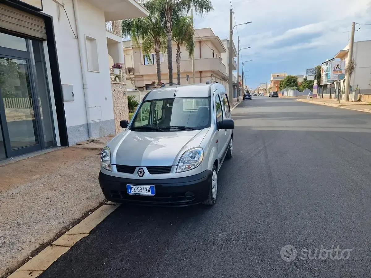 Usata Renault Kangoo 75 CV (55 kW) 2005 Grigio Monovolume