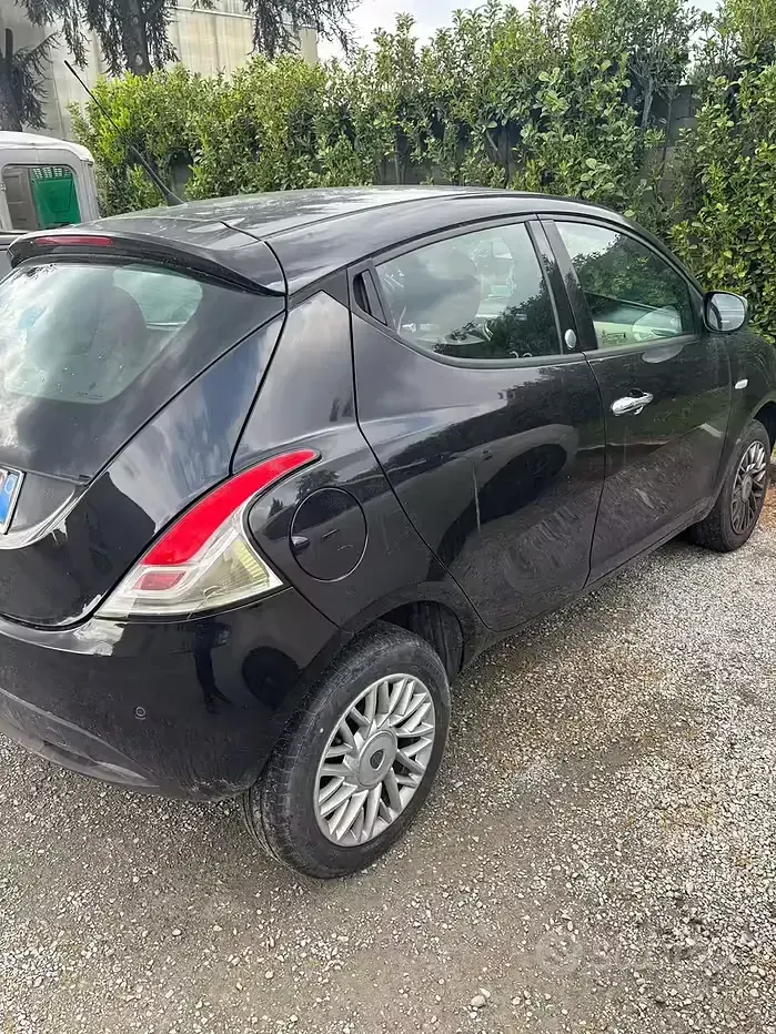 Usata Lancia Ypsilon 85 CV (62 kW) 2014 Blu Utilitaria