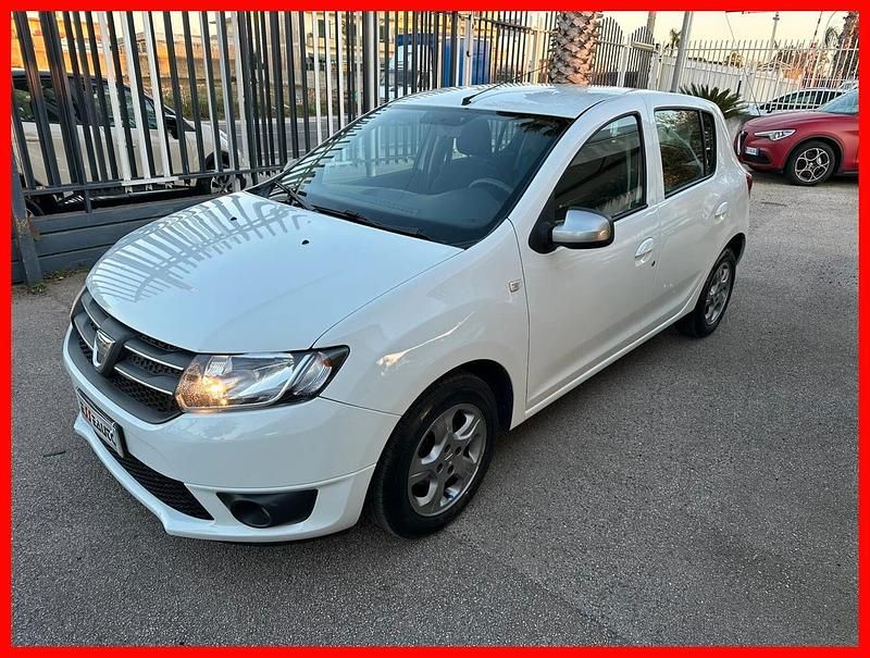 Usata Dacia Sandero Lauréate 75 CV (55 kW) 2015 Bianco Berlina