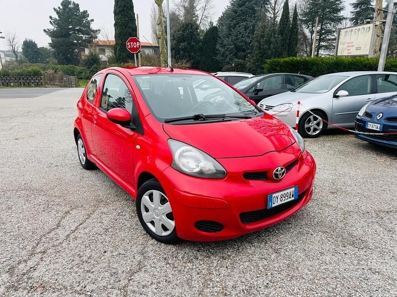 Usata Toyota Aygo 68 CV (50 kW) 2009 Rosso Utilitaria