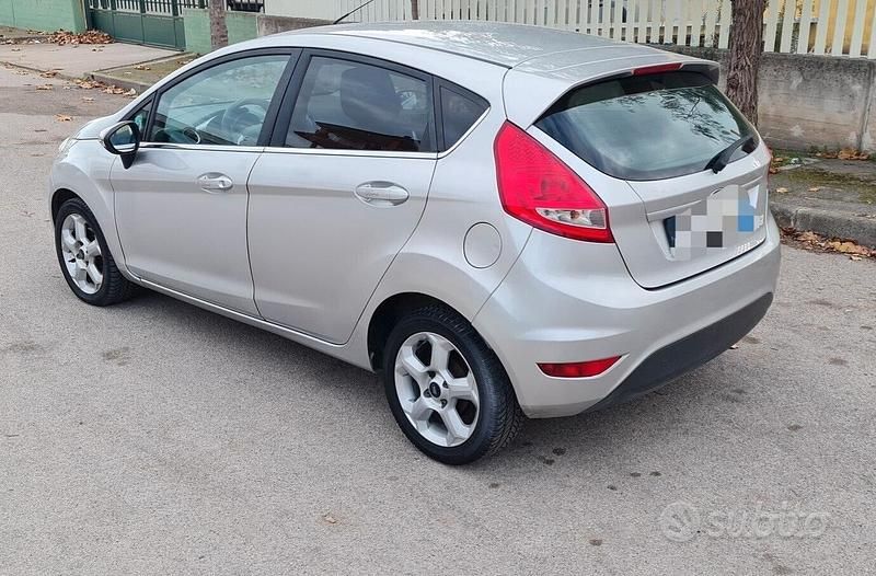Usata Ford Fiesta 70 CV (51 kW) 2013 Grigio Utilitaria