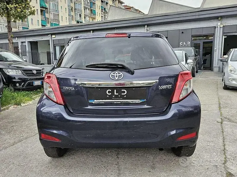 Occasion Toyota Yaris Lounge 90 ch (66 kW) 2011 Violet Citadine