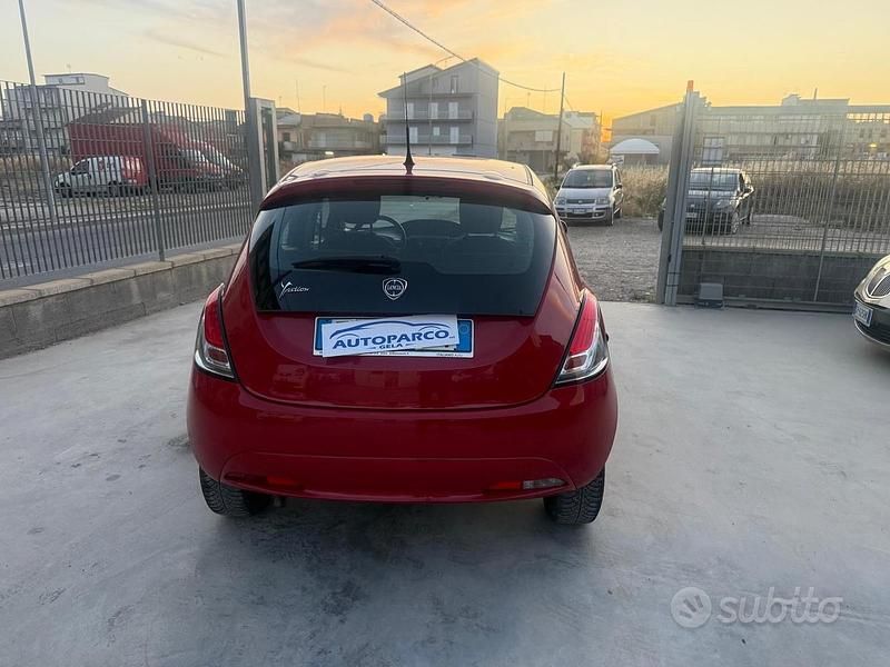 Usata Lancia Ypsilon Platinum 69 CV (50 kW) 2016 Rosso Utilitaria