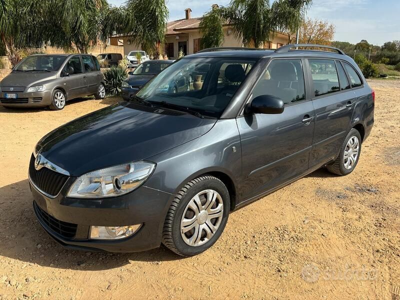 Grigio Usata 2012 Skoda Fabia Ambition Due volumi | 5300 € (Buon prezzo) - Immagine 1/4