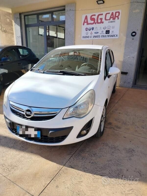 Usata Opel Corsa Cosmo 95 CV (69 kW) 2011 Bianco Berlina