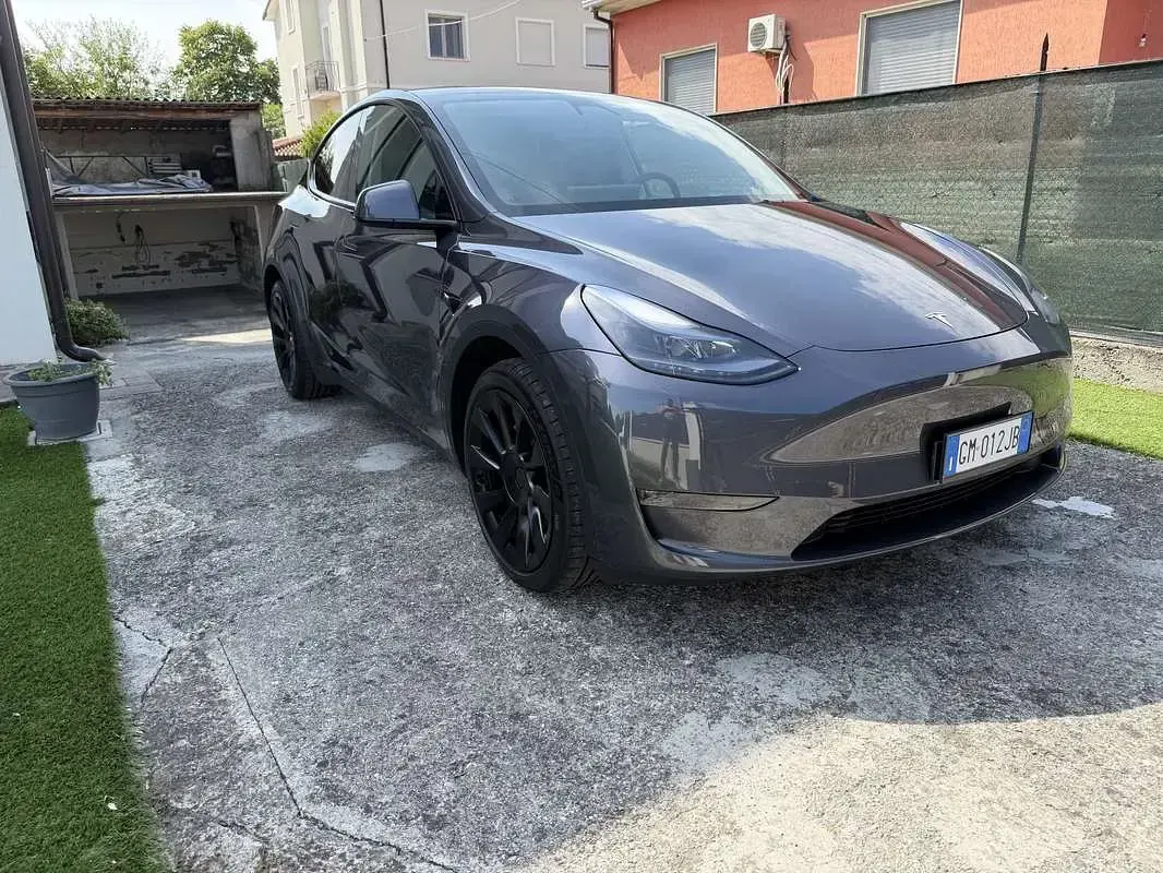 Usata Tesla Model Y 189 kW (258 CV) 2023 Grigio SUV