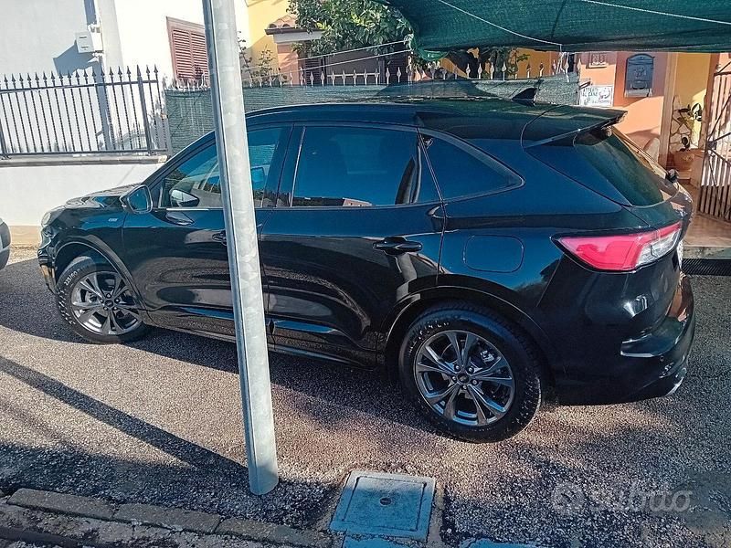 Usata Ford Kuga 120 CV (88 kW) 2022 Nero SUV