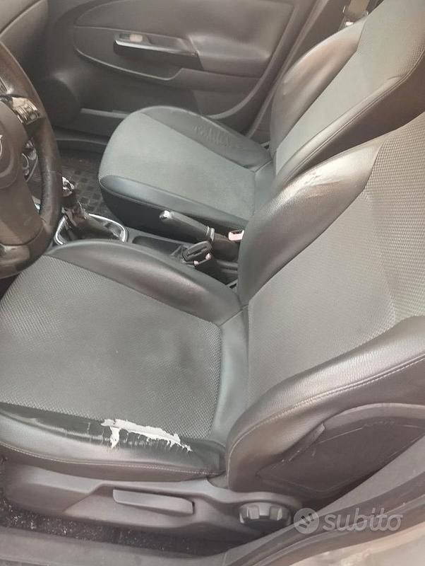 Grigio Usata 2009 Opel Corsa Tre volumi | 2000 € (Ottimo prezzo) - Immagine 1/4