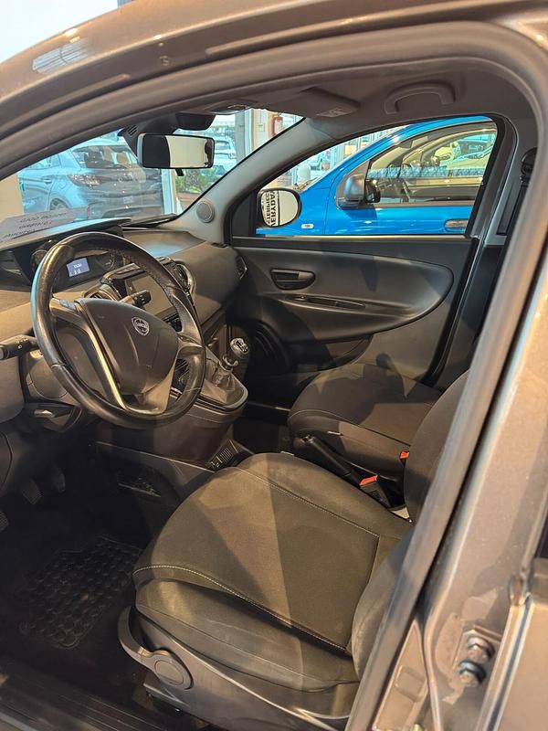 Usado Lancia Ypsilon Gold 69 HP (50 kW) 2023 Cinzento Citadino